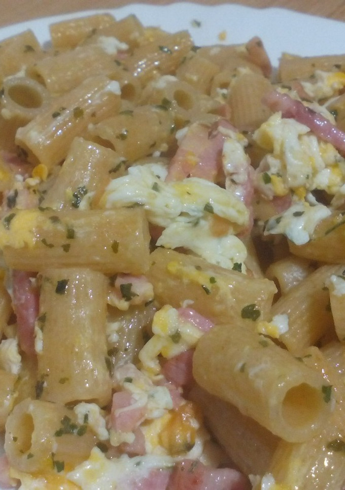 Una foto de Macarrones con huevo