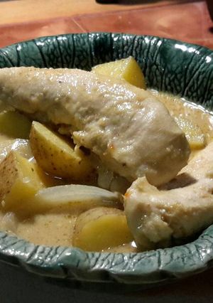 A picture of Yellow curry with chicken.