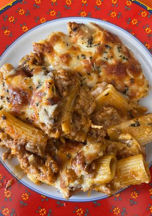 Una foto de Macarrones gruesos con salsa boloñesa y champiñones