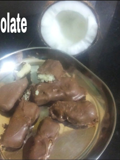 கோக்கனட் சாக்லேட் (Coconut chocolate recipe in tamil) செய்முறை முக்கிய புகைப்படம்
