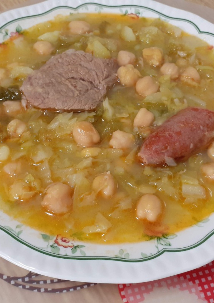 Una foto de Garbanzos con repollo