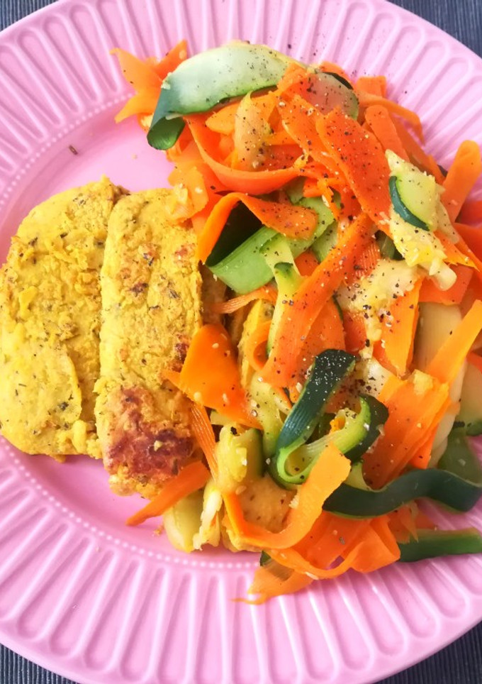 Una foto de Tofu de garbanzos con cintas de calabacín y zanahoria