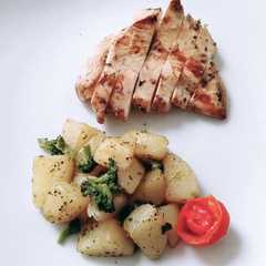 รูปของ Chicken breast with sautè potatoes