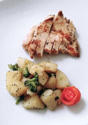 Foto resep Chicken breast with sautè potatoes