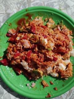 Una foto de Arroz basmati con huevo, pimientos, atún y aguacate 😋