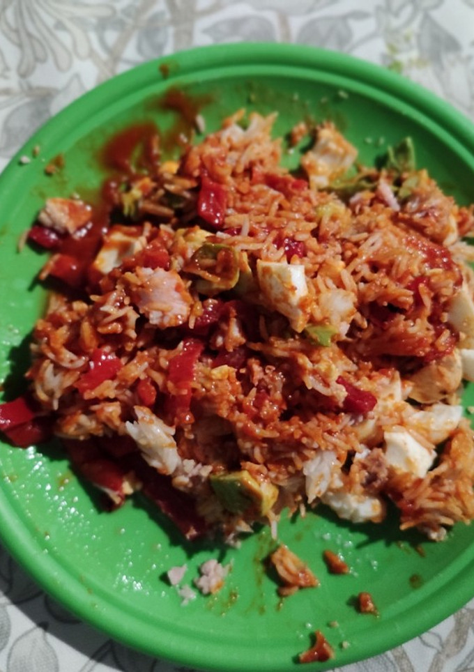 Una foto de Arroz basmati con huevo, pimientos, atún y aguacate 😋