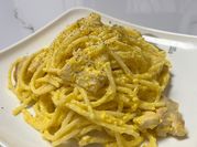 Una foto de pasta carbonara con pollo
