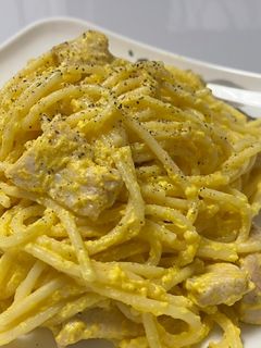 Una foto de Carbonara de pollo