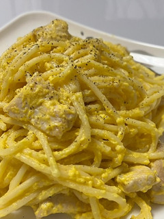 Una foto de Carbonara de pollo