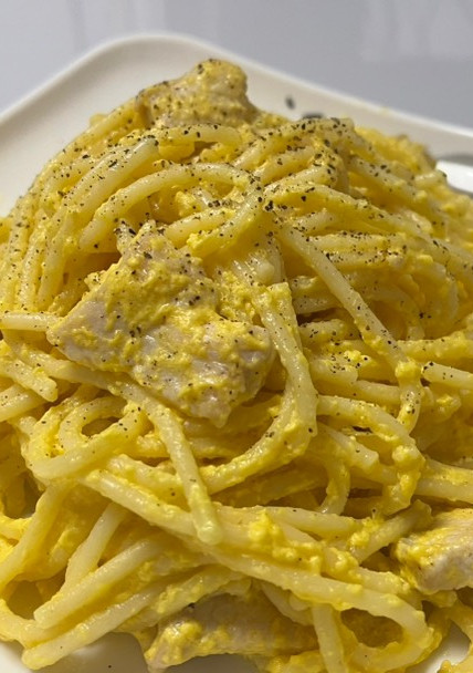 Una foto de Carbonara de pollo
