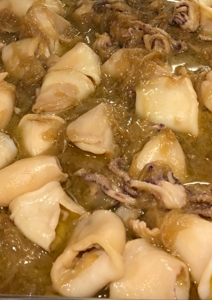 Una foto de Calamares encebollados