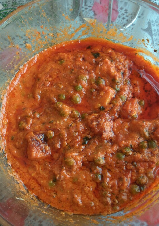 A picture of Mutter paneer in microwave.