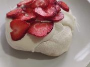 Una foto de pavlova de fruta