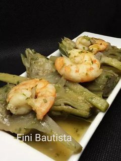 Una foto de Alcachofas con langostinos y salsa verde