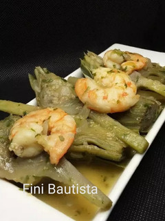 Una foto de Alcachofas con langostinos y salsa verde