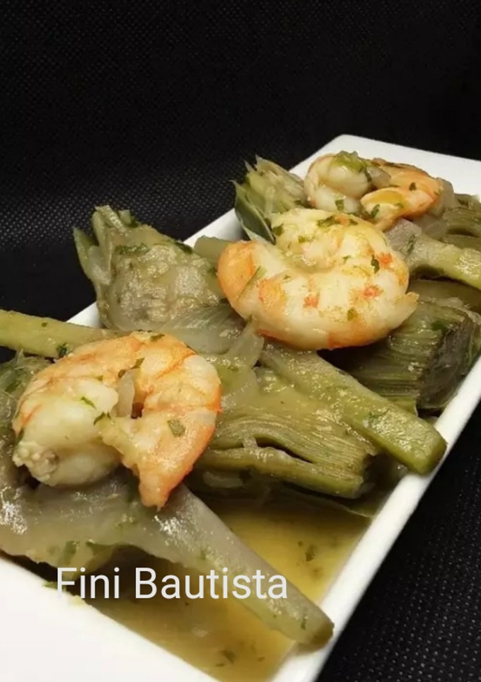 Una foto de Alcachofas con langostinos y salsa verde