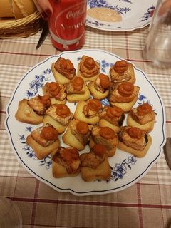 Una foto de Canapés de salmón con salsa de tomate