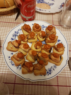 Una foto de Canapés de salmón con salsa de tomate