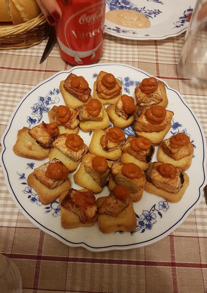 Una foto de Canapés de salmón con salsa de tomate