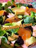 Ensalada de canónigos con aguacate, queso fresco y mermelada de naranja