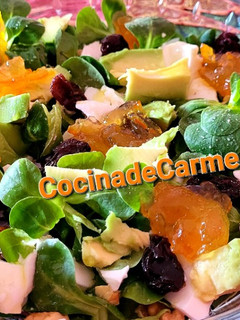Foto principal de Ensalada de canónigos con aguacate, queso fresco y mermelada de naranja