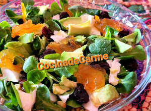 Una foto de Ensalada de canónigos con aguacate, queso fresco y mermelada de naranja