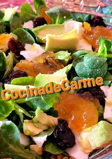 Una foto de Ensalada de canónigos con aguacate, queso fresco y mermelada de naranja
