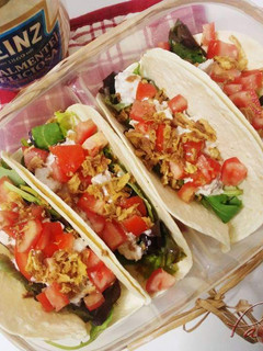Una foto de Tacos vegetales con atún y mayonesa