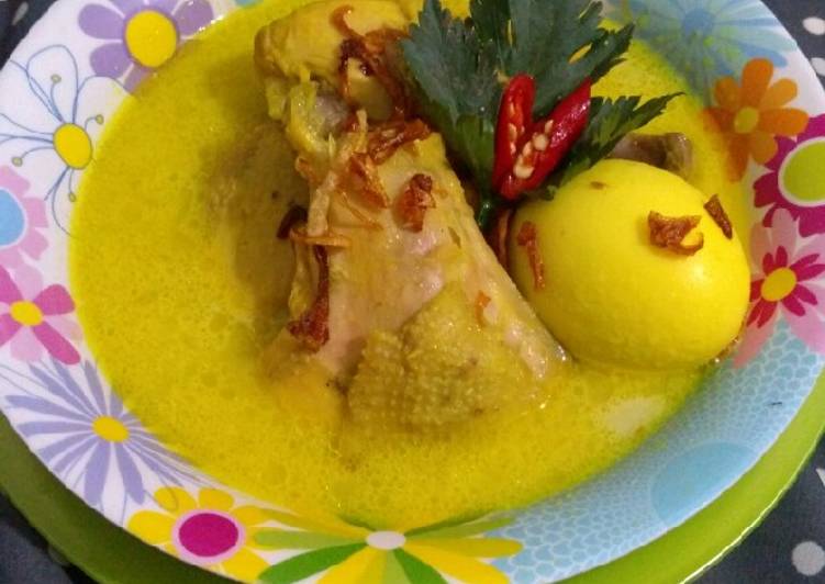 Opor ayam bumbu kuning