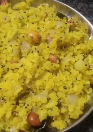 कांदा पोहा (kanda poha recipe in Hindi) रेसिपी मुख्य फोटो