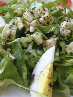 Una foto de Ensalada fresca con queso macerado