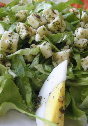 Una foto de Ensalada fresca con queso macerado