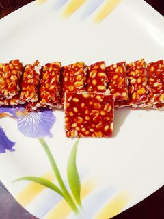 गूळ - शेंगदाणा चिक्की (gud shengdana chikki recipe in marathi) रेसिपी चे मुख्य फोटो 