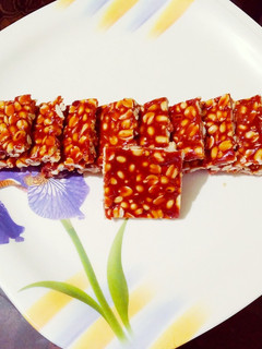 गूळ - शेंगदाणा चिक्की (gud shengdana chikki recipe in marathi) रेसिपी चे मुख्य फोटो