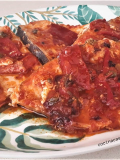 Una foto de Pez espada en salsa de pimientos del piquillo