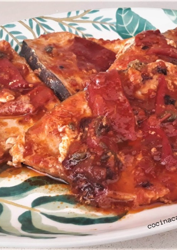 Una foto de Pez espada en salsa de pimientos del piquillo