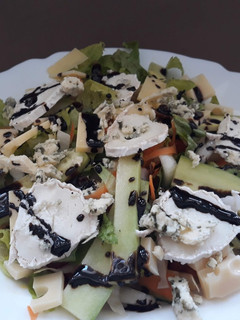 Una foto de Ensalada cuatro quesos