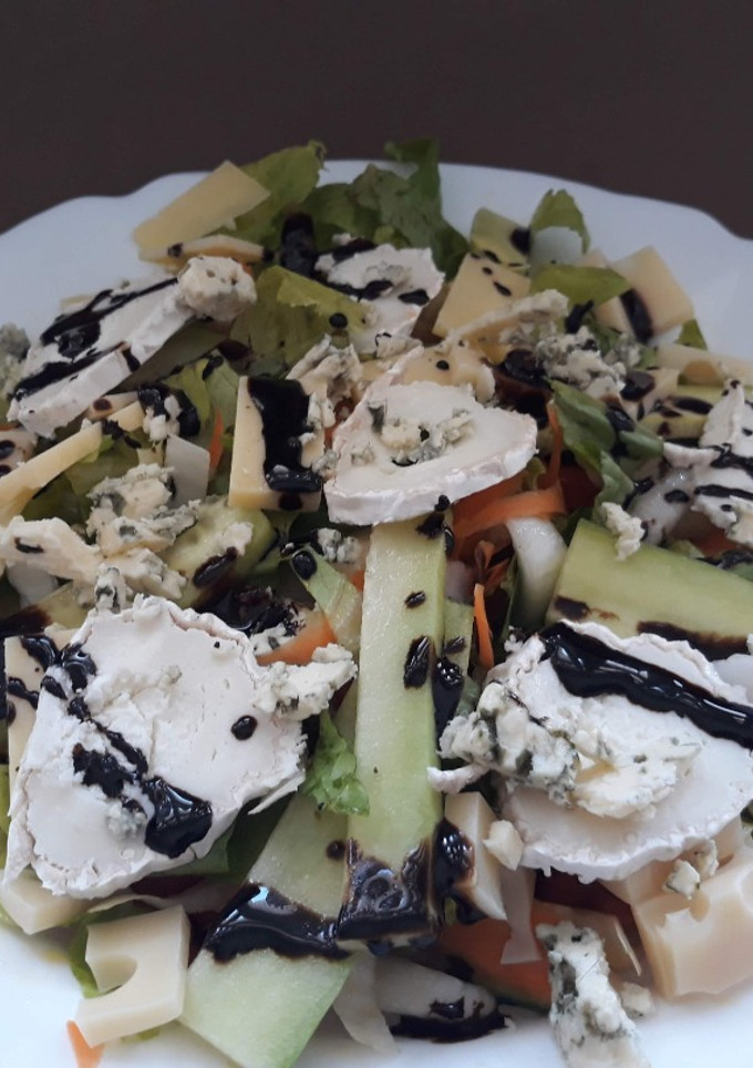 Una foto de Ensalada cuatro quesos