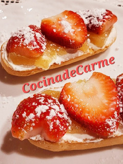 Una foto de Tostadas caprichosas 🍓🍓😋