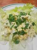 Ensalada de huevo sobre lechuga