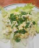 Ensalada de huevo sobre lechuga