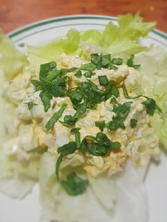 Una foto de Ensalada de huevo sobre lechuga