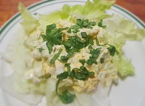 Una foto de Ensalada de huevo sobre lechuga