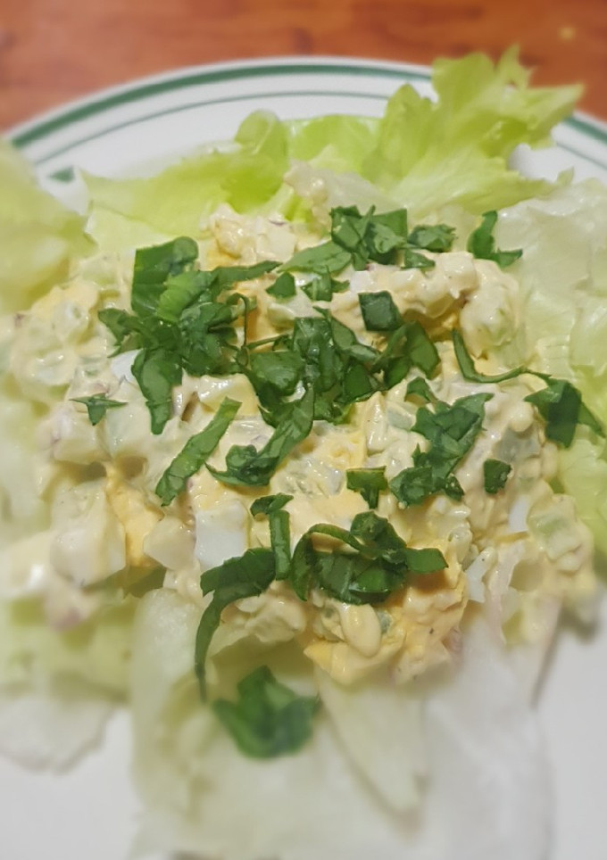 Una foto de Ensalada de huevo sobre lechuga