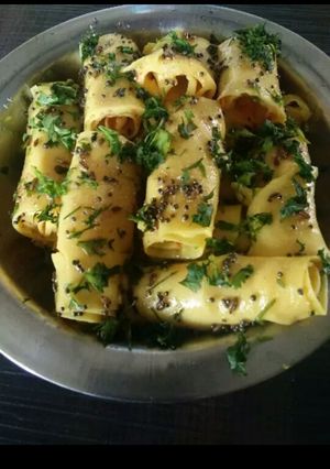A picture of Khandvi in pressure cooker.