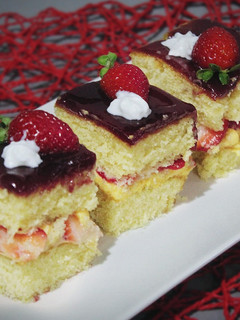 Una foto de Pastelitos de frutas del bosque