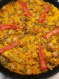 Una foto de Paella Valenciana de conejo y pollo