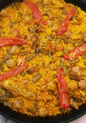 Una foto de Paella Valenciana de conejo y pollo