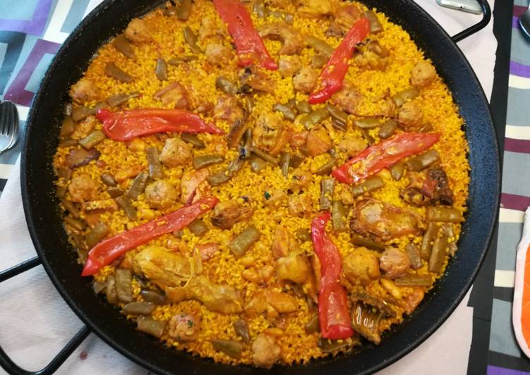 Paella Valenciana de conejo y pollo