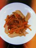 Fideos de mix de legumbres acompañados de un wok de verduras con salsa de soja